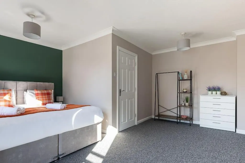 Lakeside 4 Bedroom Home Thamesmead  Apartment